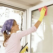 Мытье балконных окон включает очистку рам и подоконников
