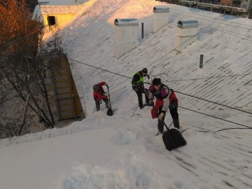 Уборка снега альпинистами