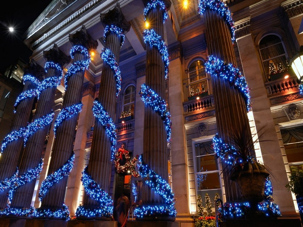 новогодние уличные украшения. новогодняя иллюминация зданий. гирлянда на дереве. иллюминация гирлянды. иллюминация гирлянды.