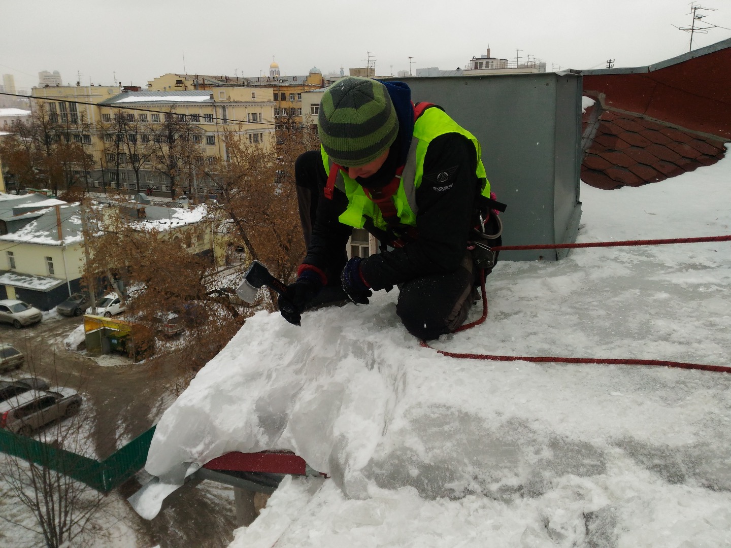 Ручная уборка снега с крыш, очистка кровли от снега и наледи г.  Екатеринбург, Свердловская область