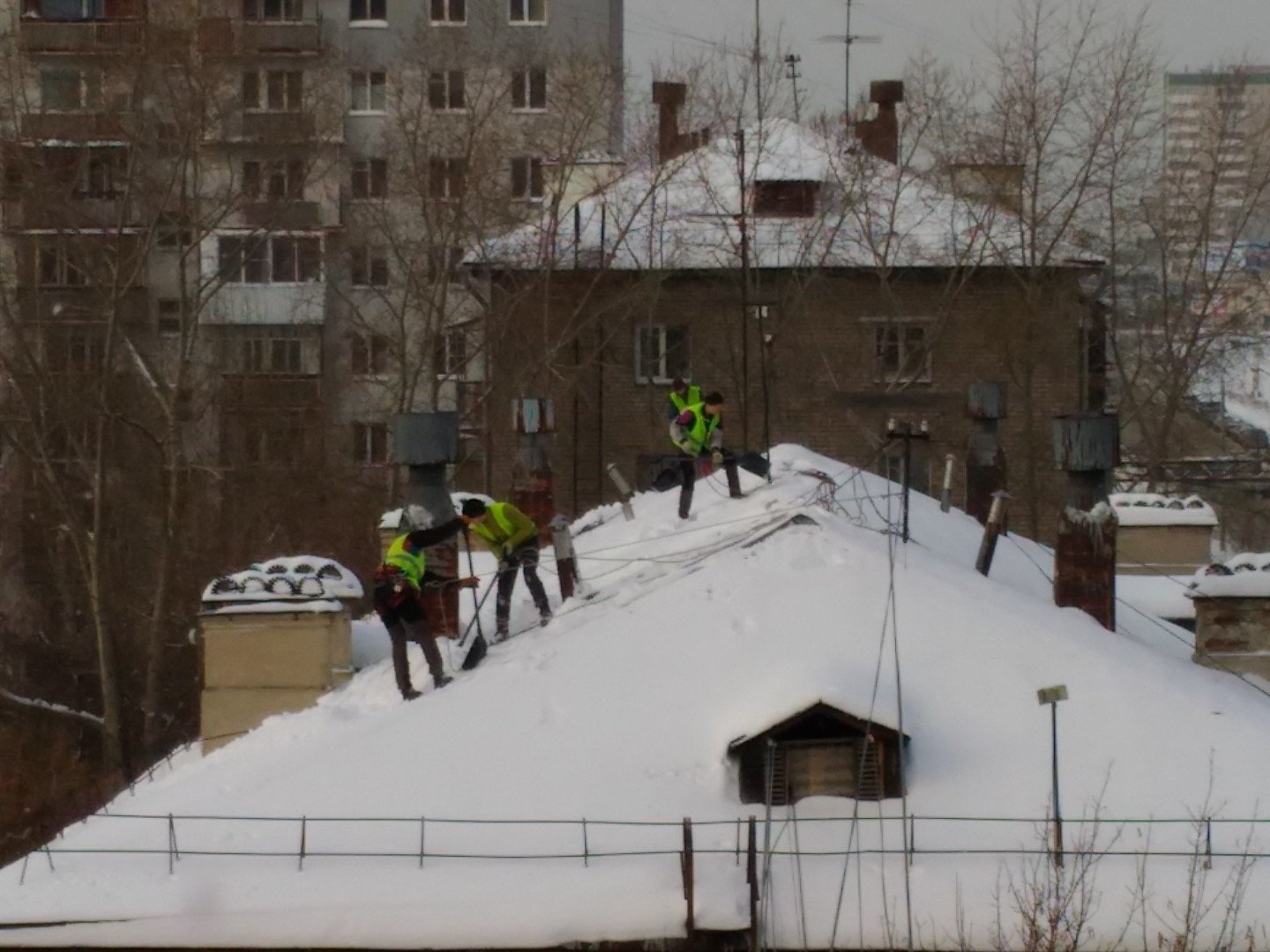 Ручная уборка снега с крыш, очистка кровли от снега и наледи г.  Екатеринбург, Свердловская область