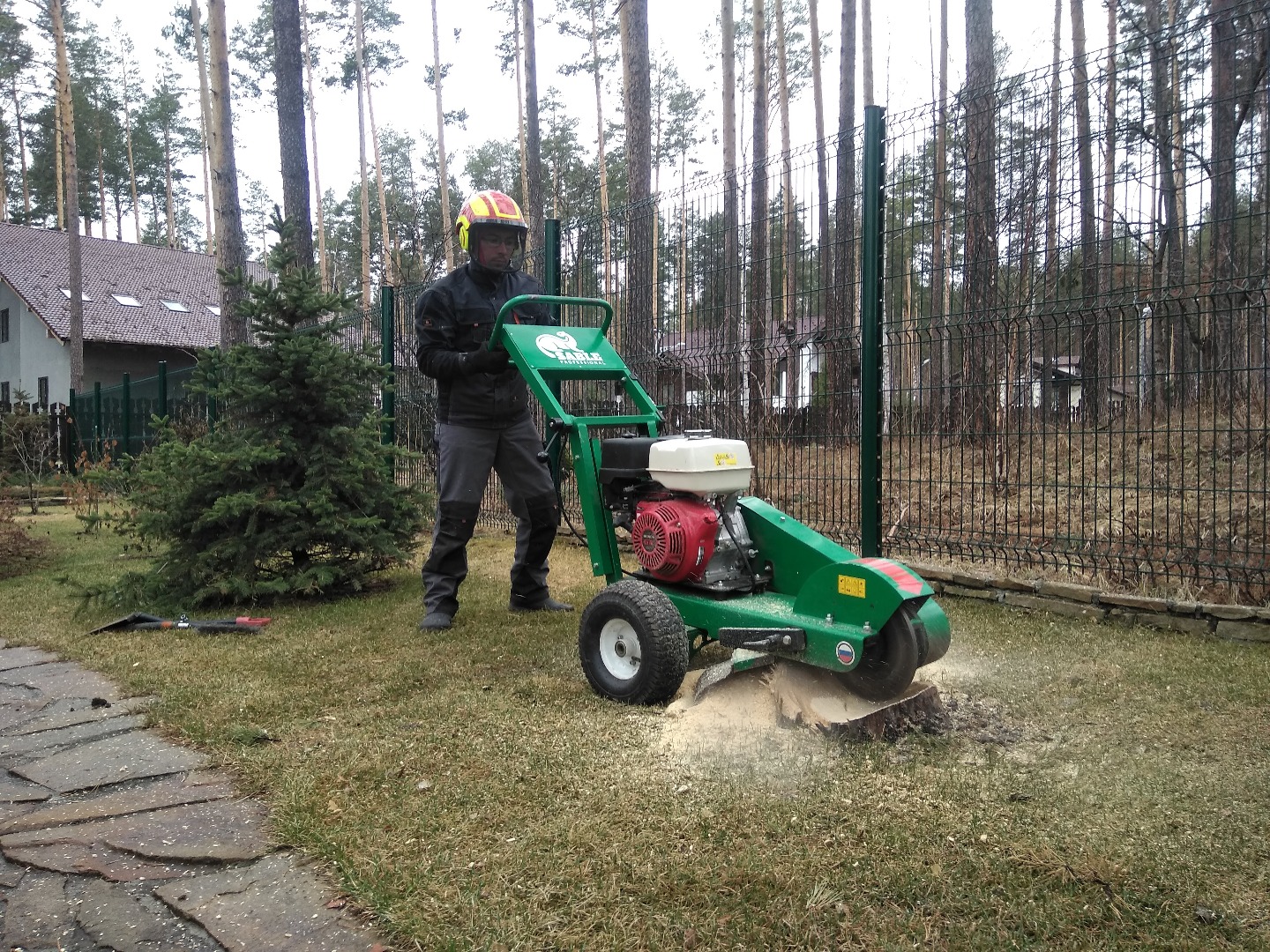 Дробление пней. Инструмент для корчевки пней. Laski f460. Удалитель пней. Оборудование для корчевания пней.