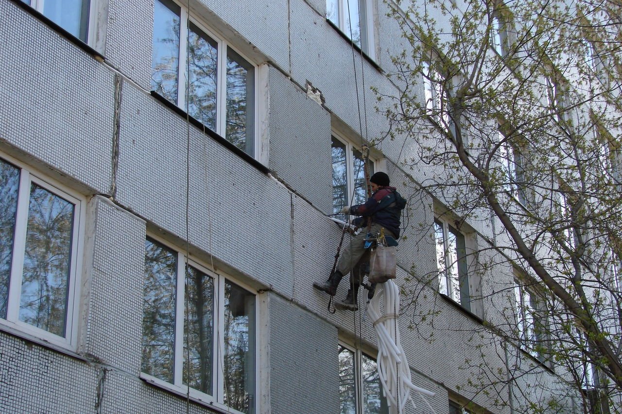 Межпанельные швы в панельном доме. Теплоизоляция межпанельных швов. Промазка межпанельных швов. Герметизация межпанельных швов. Утеплитель для швов панельных.