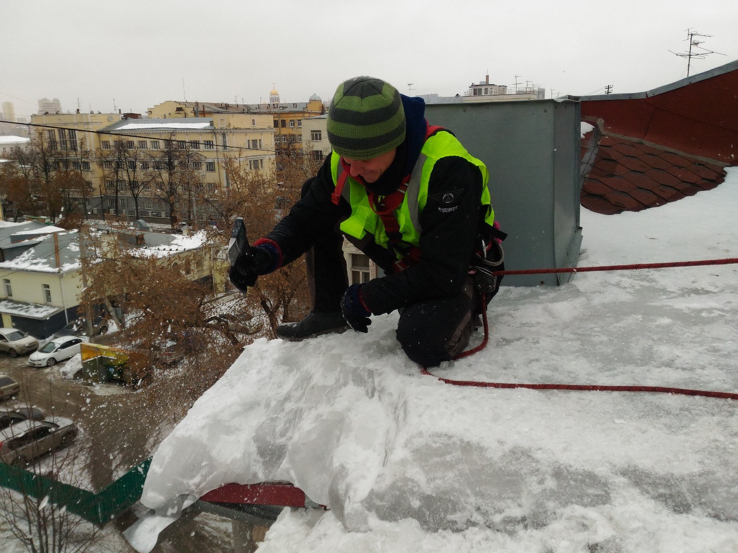 Убрать снег с крыши дома. Приспособление для уборки снега с крыши. Приспособление для очистки снега с крыши. Скребок для очистки снега с крыши. Очистка крыши от снега приспособление.