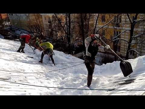 Уборка кровли от снега промышленными альпинистами