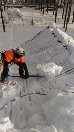 уборка снега с крыш альпинистами