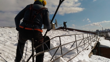 чистка снега альпинистами
