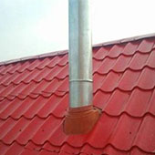 Герметизация трубы на крыше из профнастила