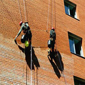 Восстановительные фасадные работы выполняют промышленные альпинисты