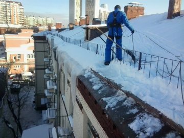 убрать снег с крыши