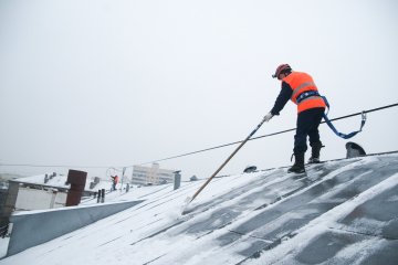 убрать снег с крыши