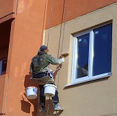 Покраска дома промышленными альпинистами
