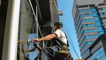 мытье балконных окон