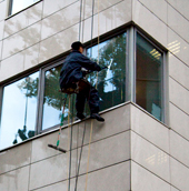 Промышленные альпинисты моют балконное остекление