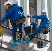 Промышленные альпинисты моют деревянные окна