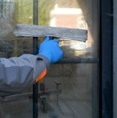 Сушка стекол с помощью сгонки воды резиновым склизом
