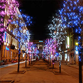 Новогоднее украшение городов часто выполняют с помощью светодиодов