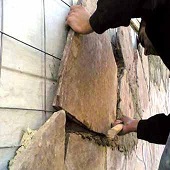 Работы по отделке фасада натуральным камнем выполняют квалифицированные мастера
