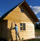 Фасады деревянных домов нуждаются в защитном покрытии