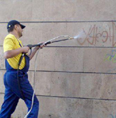 Мастера очищают фасады зданий с помощью мобильных аппаратов