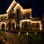 Подсветка фасада загородного дома снаружи может быть выполнена светодиодными лампами