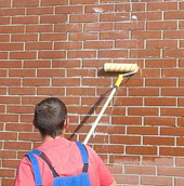 Нанесение краски на фасад
