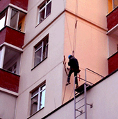 Покраска высотного здания промышленными альпинистами