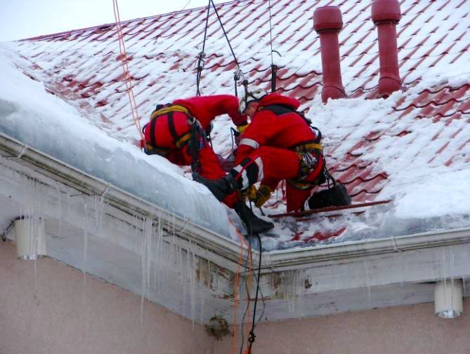 Очистка кровли от снега Екатеринбург