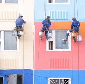 Покраска здания промышленными альпинистами