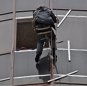 Промальпинисты ремонтируют вентфасад на высотном здании