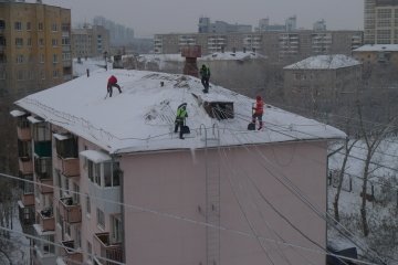 удаление снега с крыши