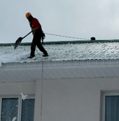 уборка снега на крыше