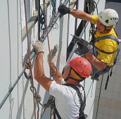 Промышленные альпинисты ремонтируют стены высотки