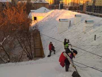 альпинисты уборка снега с крыш