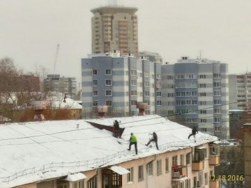уборка крыши альпинистами