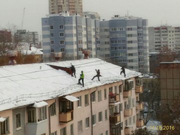чистка снега промышленными альпинистами