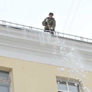 Очистка от снега, сосулек и наледи кровли в Екатеринбурге