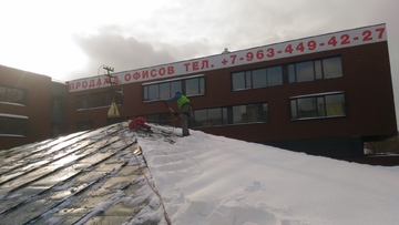 уборка снега с крыши здания