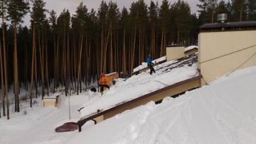 уборка снега с крыши дома