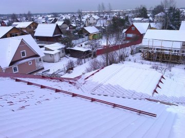 установка снегозадержателей на крыше