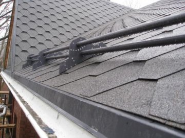 установка снегозадержателей на крыше