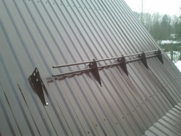 установка снегозадержателей на крышу