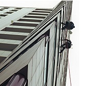 Промышленные альпинисты реставрируют стены высотного здания