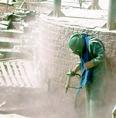 Промышленные альпинисты очищают фасад пескоструйкой