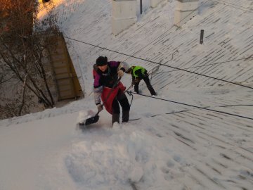 чистка крыш альпинистами