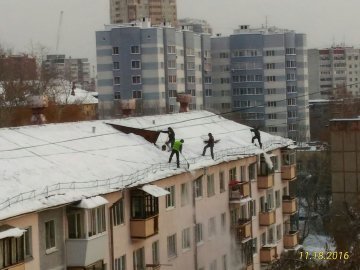 Чистка крыши альпинистами