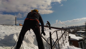 чистка крыши альпинистами